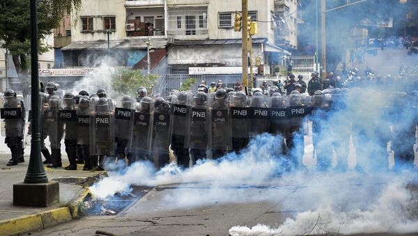 Сотрудники правоохранительных органов во время акции протеста в Каракасе - 俄罗斯卫星通讯社