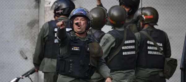 Members of the Bolivarian National Guard trough tear gas againts protesters near Cotiza Bolivarian National Guard headquarter in Caracas, Venezuela on January 21, 2018. - 俄罗斯卫星通讯社