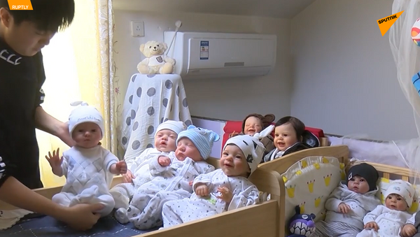 北漂女孩养16个洋娃娃作精神寄托 - 俄罗斯卫星通讯社