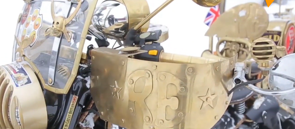 白俄男子改装出酷炫金色摩托车 白俄男子改装出酷炫金色摩托车 - 俄罗斯卫星通讯社