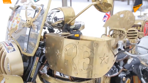 白俄男子改裝出酷炫金色摩托車 - 俄羅斯衛星通訊社