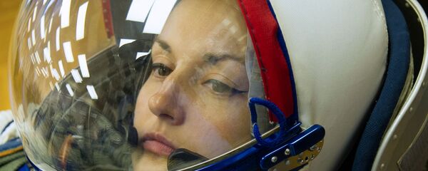 聯盟TMA-14M載人飛船的主要機組人員俄羅斯聯邦航天局宇航員葉蓮娜∙謝羅娃在檢查航天服。 - 俄羅斯衛星通訊社