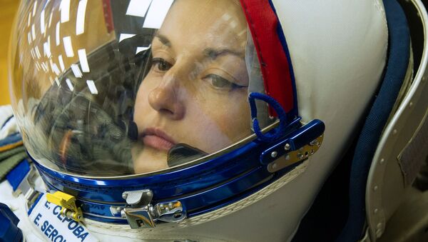 聯盟TMA-14M載人飛船的主要機組人員俄羅斯聯邦航天局宇航員葉蓮娜∙謝羅娃在檢查航天服。 - 俄羅斯衛星通訊社