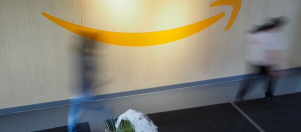 Логотип компании Amazon в распределительном центре во Франции - 俄罗斯卫星通讯社