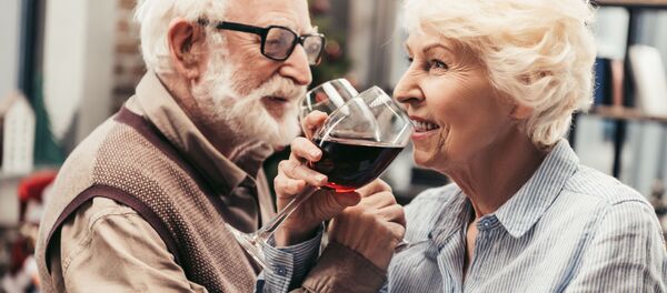 Пожилая пара пьет вино на брудершафт  - 俄罗斯卫星通讯社