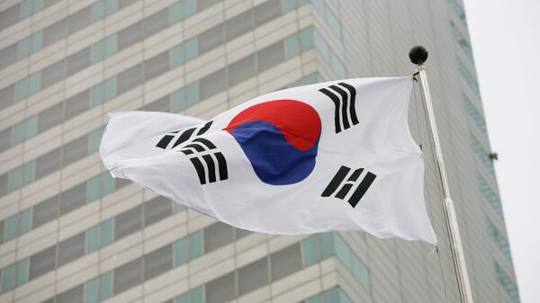 Флаг Южной Кореи на фоне здания министерства обороны Южной Кореи - 俄羅斯衛星通訊社