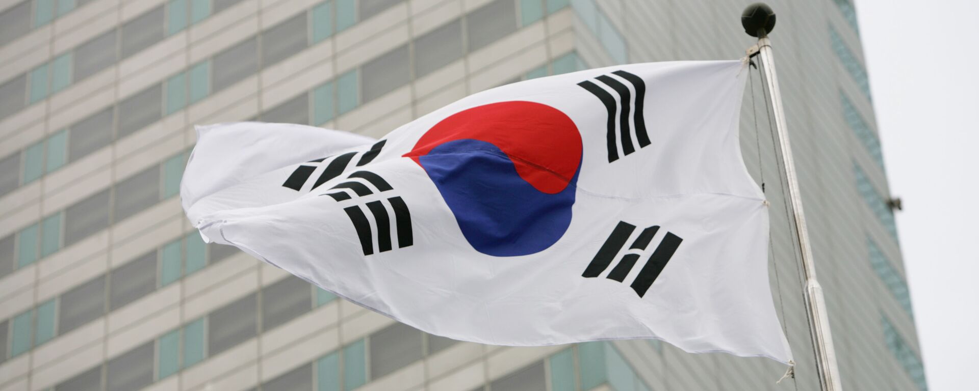 Флаг Южной Кореи на фоне здания министерства обороны Южной Кореи - 俄罗斯卫星通讯社, 1920, 01.10.2022