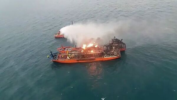 黑海兩艘油輪上的火勢仍未停止 - 俄羅斯衛星通訊社