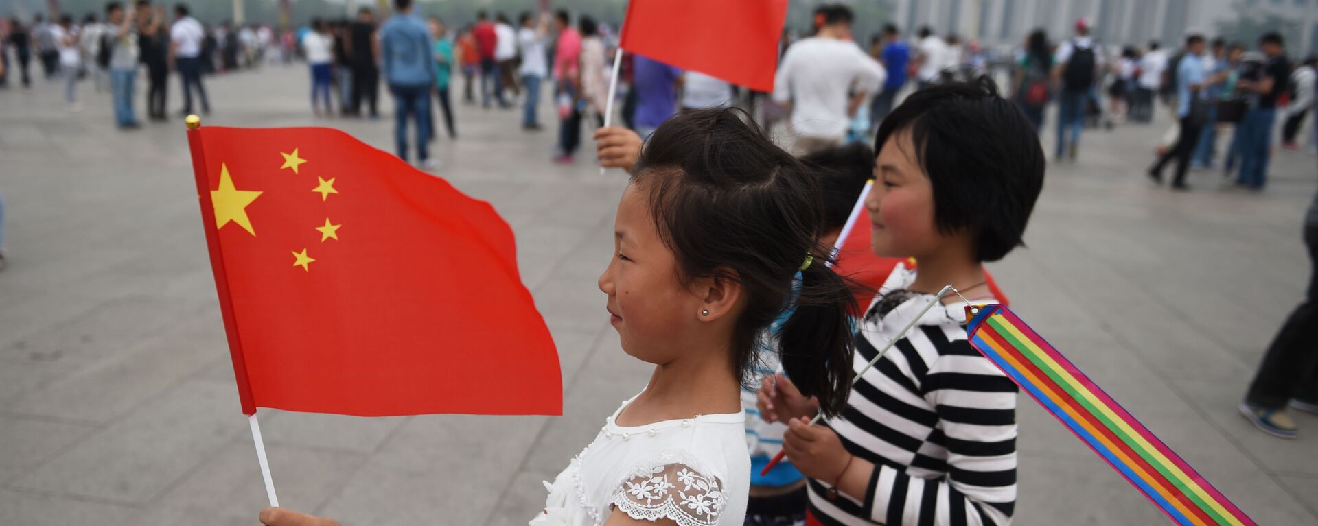 Дети позируют с китайскими флагами на площади Тяньаньмэнь в Пекине - 俄罗斯卫星通讯社, 1920, 04.12.2021