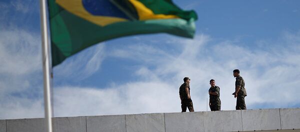 Brazilian Army soldiers are seen near the Brazilian flag - 俄罗斯卫星通讯社