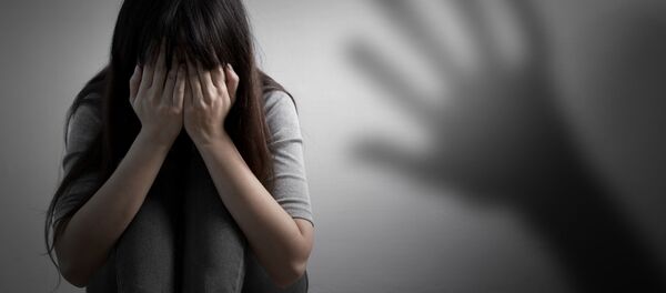 眼中点辣椒、殴打和骚扰：日本老师凌辱年轻同事 - 俄罗斯卫星通讯社