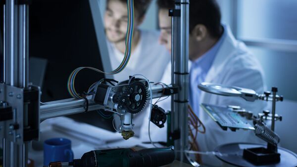 Молодые ученые работают на 3D-принтере - 俄羅斯衛星通訊社