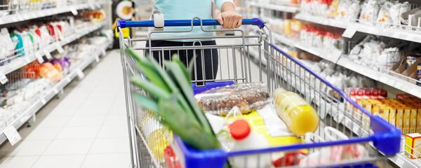 Девушка с тележкой в супермаркете. - 俄罗斯卫星通讯社