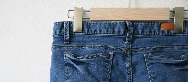 Джинсы на вешалке - 俄罗斯卫星通讯社