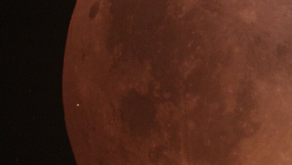 天文學家首次拍攝到隕石墜落在血月上的鏡頭 - 俄羅斯衛星通訊社