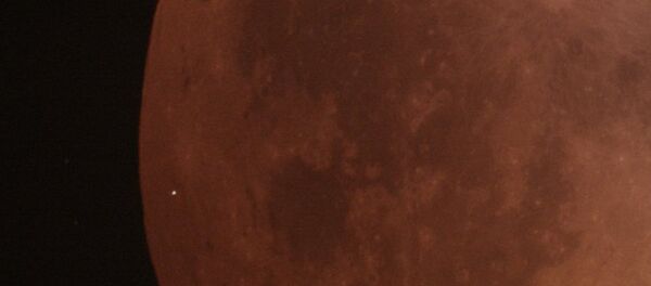 天文学家首次拍摄到陨石坠落在血月上的镜头 - 俄罗斯卫星通讯社