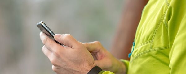 Мужчина во время занятия спортом с телефоном в руке - 俄罗斯卫星通讯社