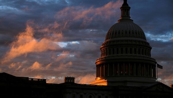 Купол здания Конгресса США во время заката  - 俄罗斯卫星通讯社