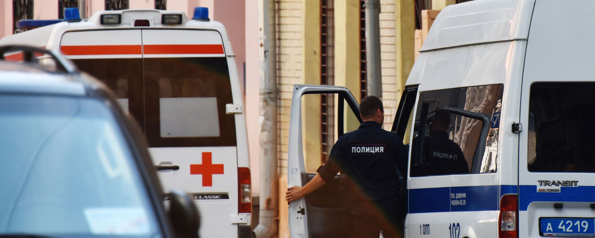 Автомобили скорой помощи и полиции на улице Москвы - 俄罗斯卫星通讯社, 1920, 28.06.2021