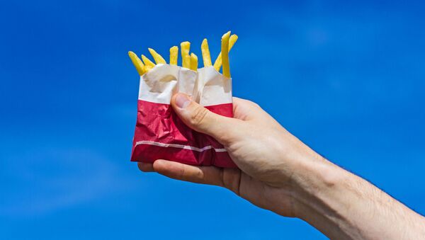 Порция картофеля фри в руке - 俄羅斯衛星通訊社