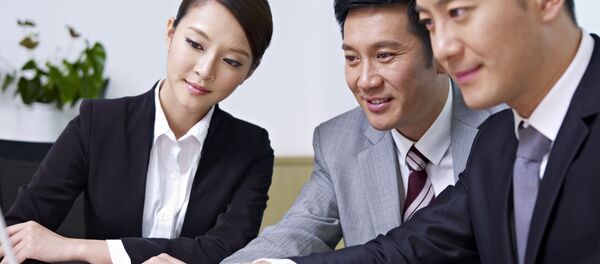 Молодая девушка-азиатка на работе в офисе - 俄羅斯衛星通訊社