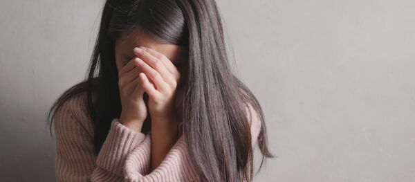 Девушка-азиатка закрыла лицо руками Девушка-азиатка закрыла лицо руками - 俄羅斯衛星通訊社