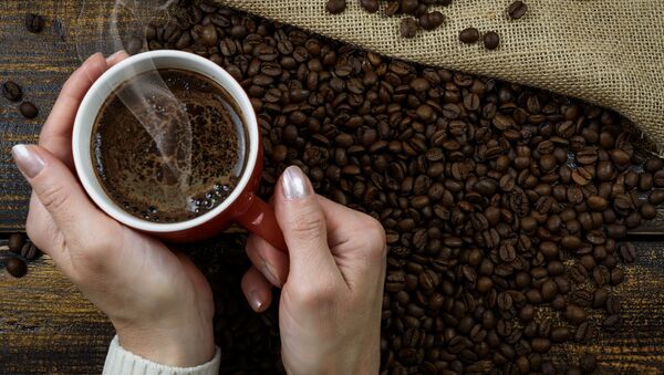 Чашка с кофе в руках - 俄罗斯卫星通讯社