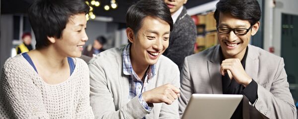 Молодые японцы с планшетом Молодые японцы с планшетом - 俄罗斯卫星通讯社