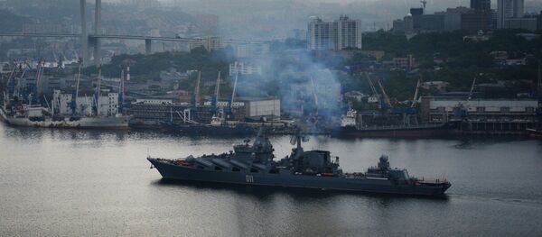 Гвардейский ракетный крейсер Варяг в бухте Золотой Рог во Владивостоке - 俄罗斯卫星通讯社