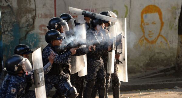 當地時間上午10時至11時，網上出現令人驚心的照片和視頻，數十萬人在加拉加斯沿街遊行，既有現任政府的支持者，也有反對者。 - 俄羅斯衛星通訊社