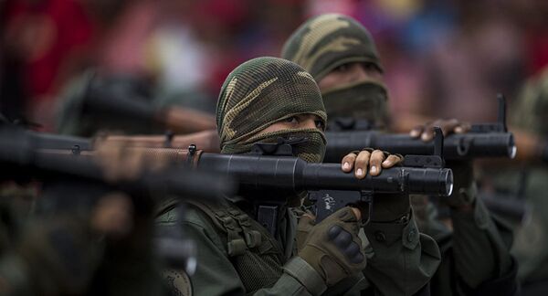 抗議活動中出現了催淚瓦斯、槍械、裝甲車，汽車和整棟房屋被點燃，許多街道都堆滿了用垃圾和舊輪胎做的路障。 - 俄羅斯衛星通訊社