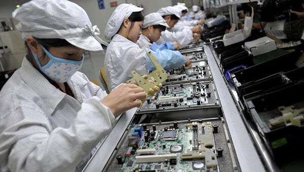 Chinese workers assemble electronic components. - 俄罗斯卫星通讯社