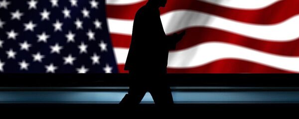 Мужчина на фоне американского флага. - 俄罗斯卫星通讯社