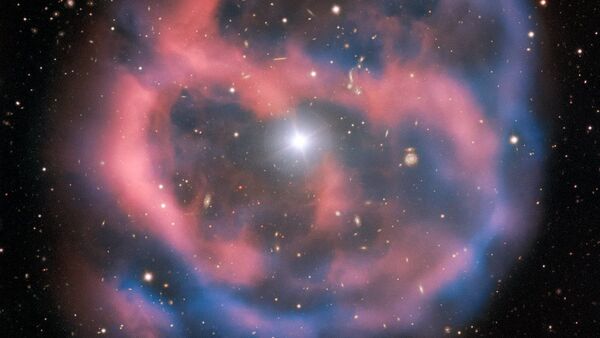 Слабое эфемерное свечение, исходящее от планетарной туманности ESO 577-24. Сохраняется только в течение короткого времени - около 10000 лет - 俄罗斯卫星通讯社