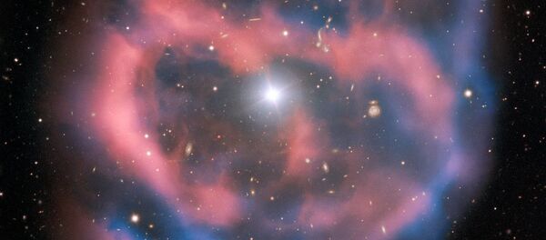 Слабое эфемерное свечение, исходящее от планетарной туманности ESO 577-24. Сохраняется только в течение короткого времени - около 10000 лет - 俄羅斯衛星通訊社