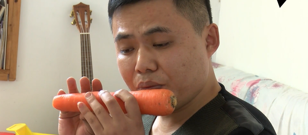 山东小伙用蔬菜做乐器 - 俄罗斯卫星通讯社