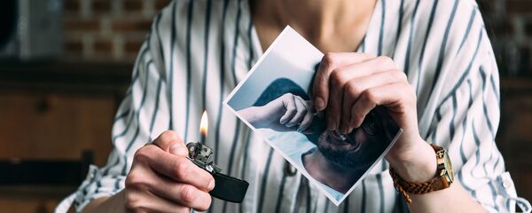 Девушка сжигает фотографию бывшего Девушка сжигает фотографию бывшего - 俄罗斯卫星通讯社