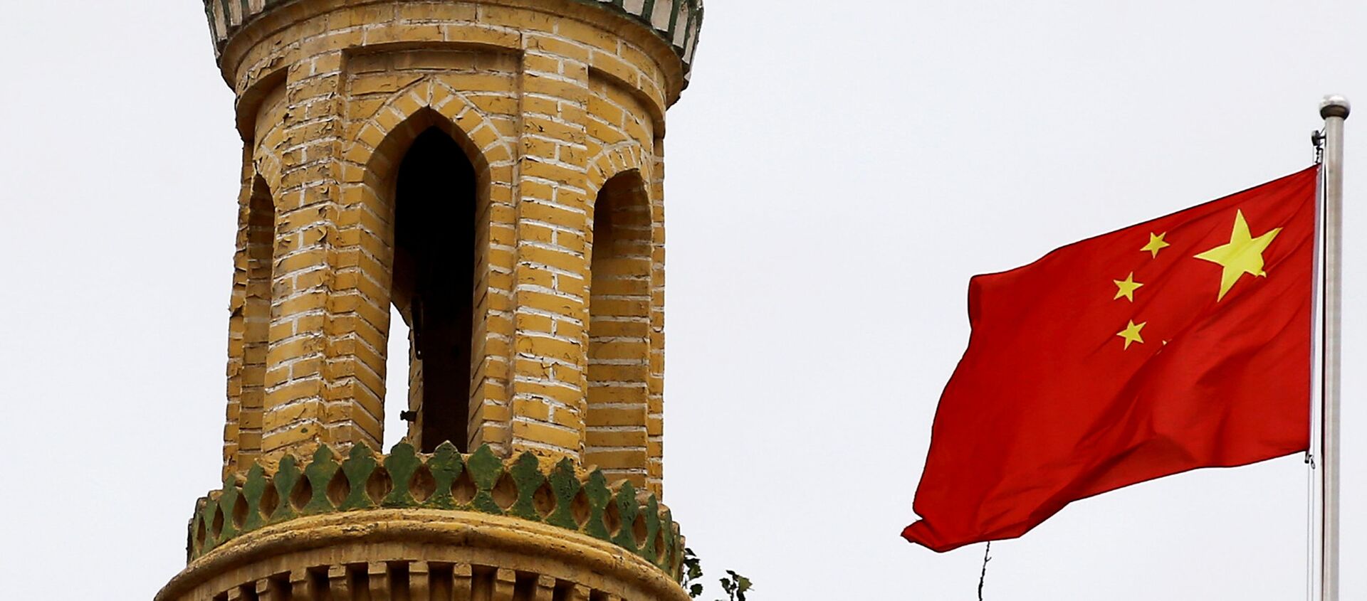 Китайский флаг на башне в Кашгаре, Синьцзян-Уйгурский автономный район, Китай - 俄羅斯衛星通訊社, 1920, 14.07.2021
