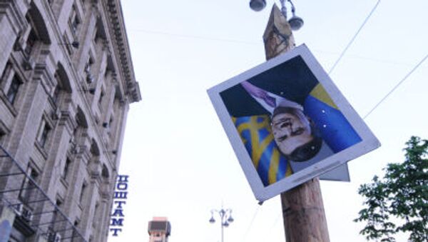 Перевернутый портрет отстраненного от должности президента Украины Виктора Януковича на площади Независимости в Киеве - 俄羅斯衛星通訊社