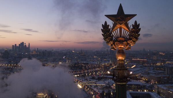 Звезда на крыше высотного здания на Котельнической набережной в Москве - 俄罗斯卫星通讯社