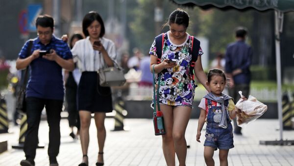 Пешеходы со смартфонами в Пекине, Китай - 俄羅斯衛星通訊社