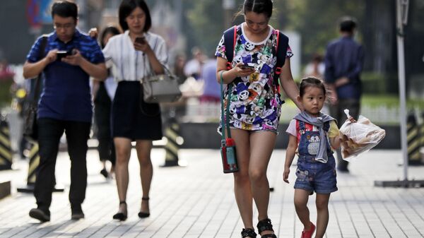 Пешеходы со смартфонами в Пекине, Китай - 俄罗斯卫星通讯社