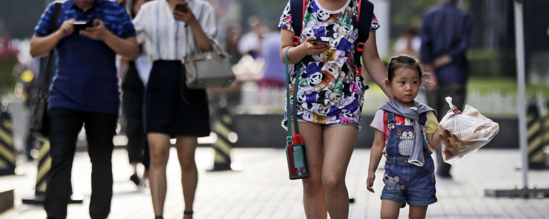 Пешеходы со смартфонами в Пекине, Китай - 俄羅斯衛星通訊社, 1920, 08.04.2021