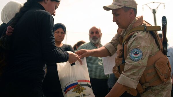 Российские военные доставили гумпомощь в сирийский поселок Скубин - 俄罗斯卫星通讯社