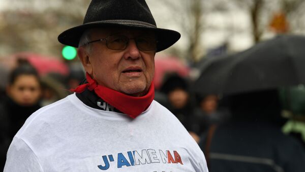 過萬人參加支持巴黎政府的“紅圍巾”遊行 - 俄羅斯衛星通訊社