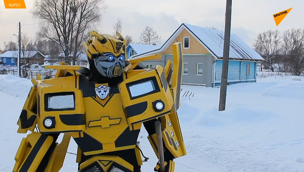 大黄蜂机器人“变身”扫雪工 - 俄罗斯卫星通讯社