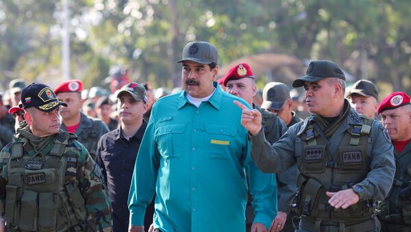 Venezuela's President Nicolas Maduro speaks with Venezuela's Defense Minister Vladimir Padrino Lopez  - 俄罗斯卫星通讯社