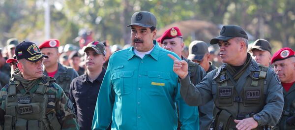 Venezuela's President Nicolas Maduro speaks with Venezuela's Defense Minister Vladimir Padrino Lopez  - 俄羅斯衛星通訊社