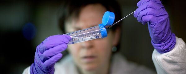 Микробиолог Молли Фриман берет бактерии Листерии из пробирки для теста - 俄羅斯衛星通訊社