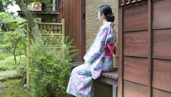 Японка в национальной одежде сидит в саду - 俄罗斯卫星通讯社